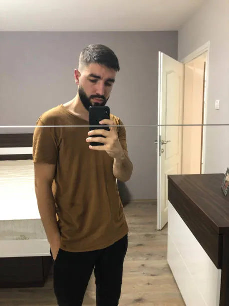 files/selfie-in-bedroom.webp